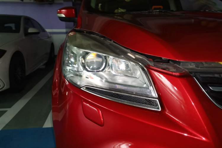 Used Ford Kuga 2013 2.0L GTDi Four-Wheel-Drive Sport Model Right Front Headlight