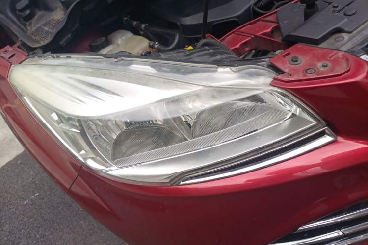 Used Ford Kuga 2013 1.6L GTDi Two-Wheel-Drive Trend Model Right Front Headlight