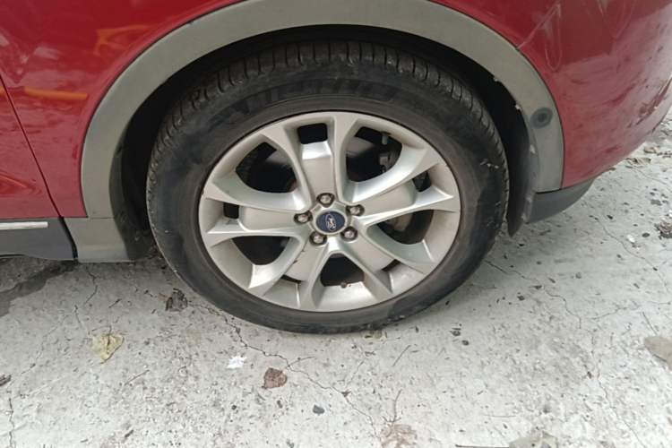 Used Ford Kuga 2013 2.0L GTDi Four-Wheel-Drive Sport Model Right Front Wheel Hub