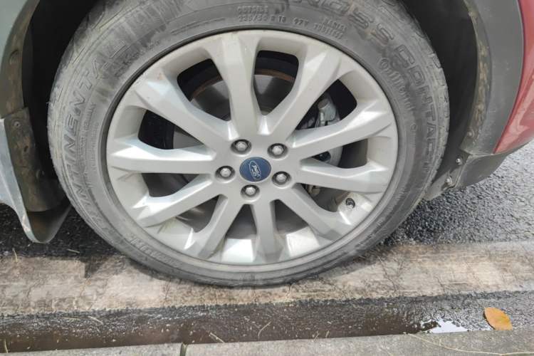 Used Ford Kuga 2013 1.6L GTDi Two-Wheel-Drive Trend Model Right Front Wheel Hub