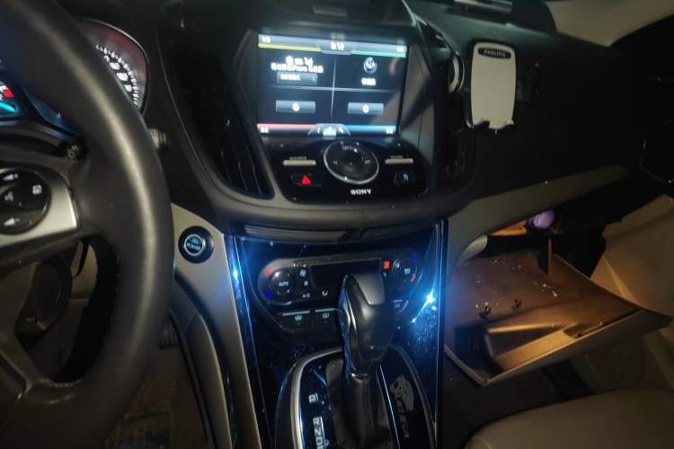 Used Ford Kuga 2013 2.0L GTDi Four-Wheel Drive Premium Model Audio And AC Panel