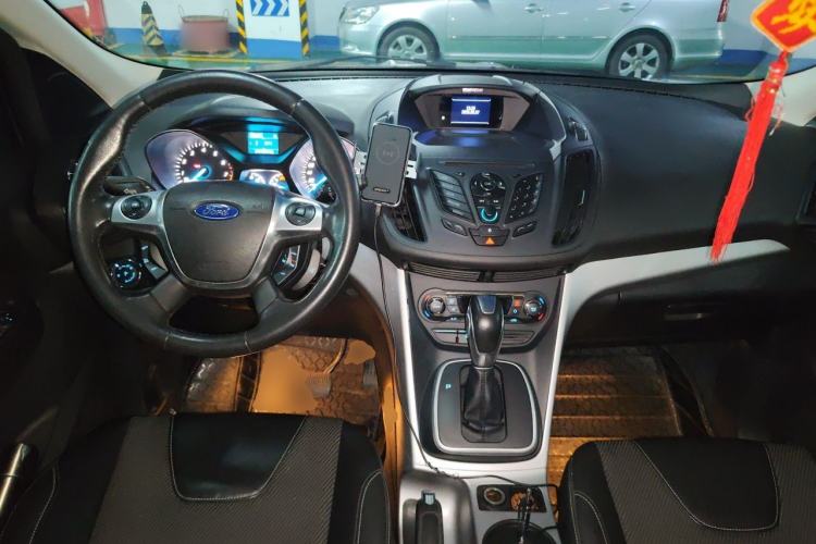 Used Ford Kuga 2013 1.6L GTDi Two-Wheel-Drive Trend Model Center Console