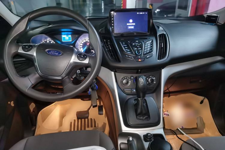 Used Ford Kuga 2013 1.6L GTDi Two-Wheel-Drive Comfort Model Center Console