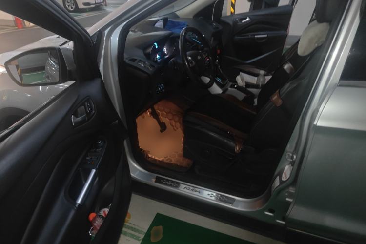 Used Ford Kuga 2013 1.6L GTDi Two-Wheel-Drive Trend Model Driver Seat