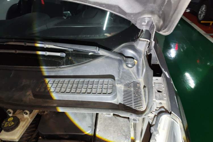 Used Ford Kuga 2013 1.6L GTDi Two-Wheel-Drive Trend Model Engine Bay Left