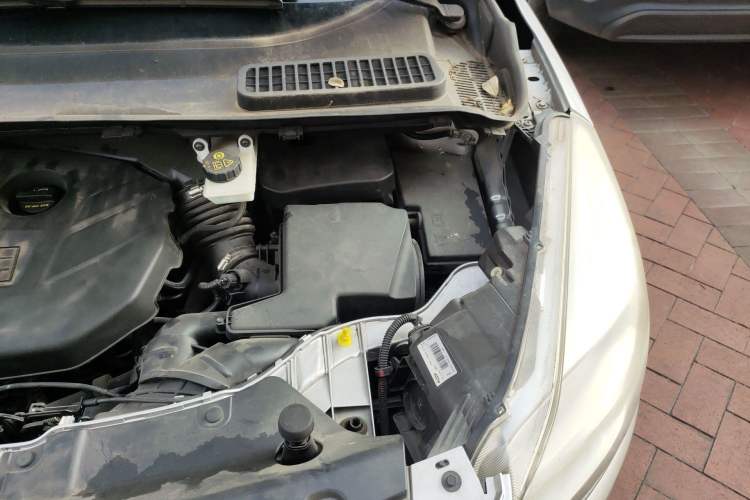 Used Ford Kuga 2013 2.0L GTDi Four-Wheel-Drive Elite Model Engine Bay Left