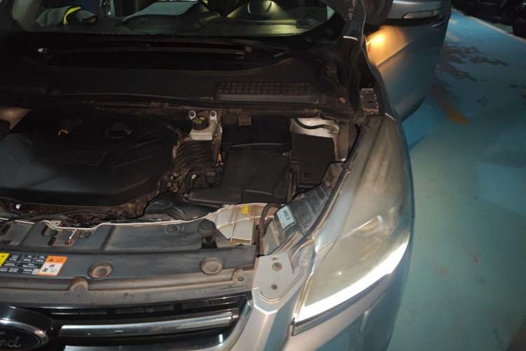 Used Ford Kuga 2013 2.0L GTDi Four-Wheel-Drive Sport Model Engine Bay Left