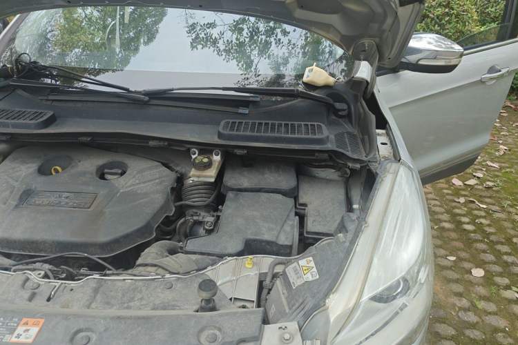 Used Ford Kuga 2013 2.0L GTDi Four-Wheel-Drive Sport Model Engine Bay Left