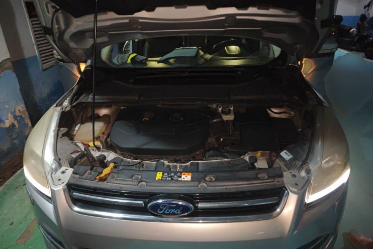 Used Ford Kuga 2013 2.0L GTDi Four-Wheel-Drive Sport Model Engine Bay