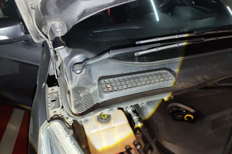 Used Ford Kuga 2013 1.6L GTDi Two-Wheel-Drive Trend Model Engine Bay Right