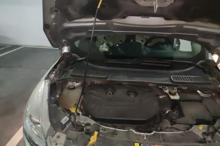 Used Ford Kuga 2013 2.0L GTDi Four-Wheel Drive Premium Model Engine Bay Right
