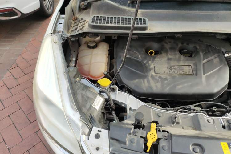 Used Ford Kuga 2013 2.0L GTDi Four-Wheel-Drive Elite Model Engine Bay Right