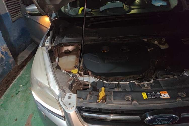 Used Ford Kuga 2013 2.0L GTDi Four-Wheel-Drive Sport Model Engine Bay Right