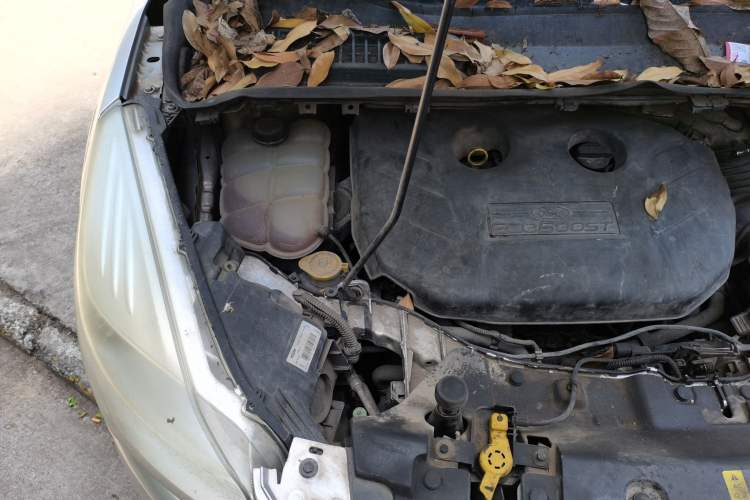 Used Ford Kuga 2013 2.0L GTDi Four-Wheel-Drive Elite Model Engine Bay Right