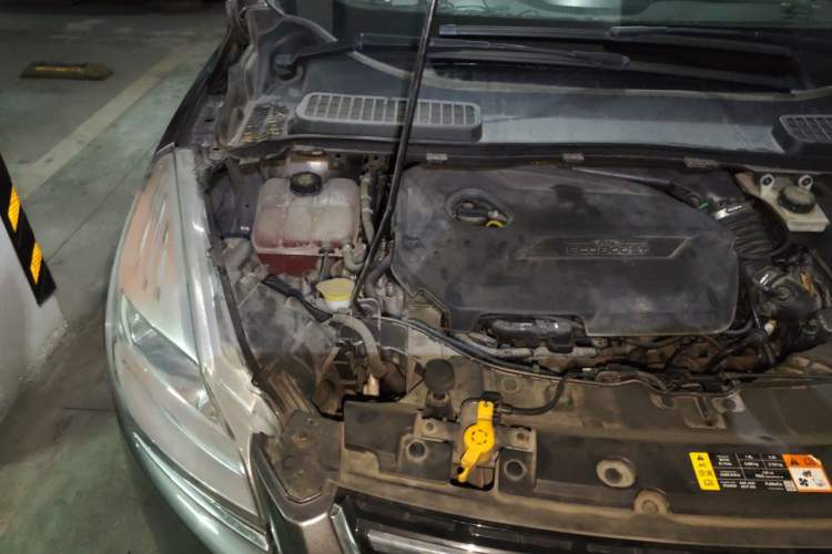 Used Ford Kuga 2013 1.6L GTDi Two-Wheel-Drive Comfort Model Engine Bay Right