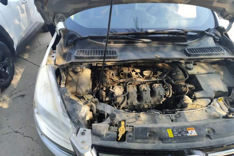 Used Ford Kuga 2013 2.0L GTDi Four-Wheel-Drive Elite Model Engine Bay Right
