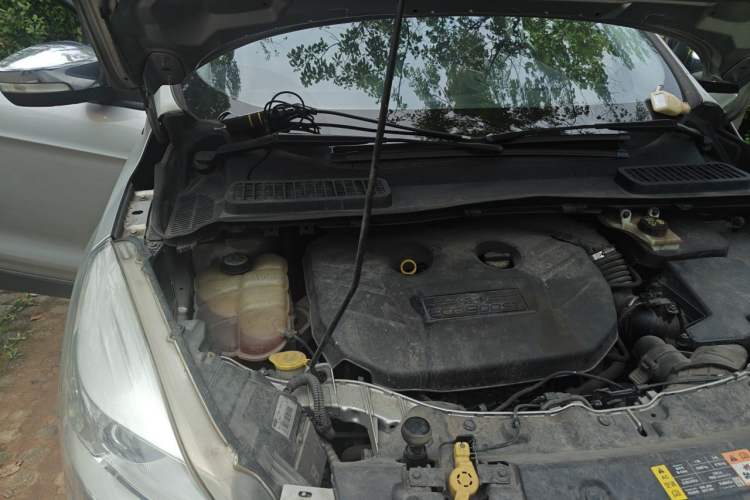 Used Ford Kuga 2013 2.0L GTDi Four-Wheel-Drive Sport Model Engine Bay Right