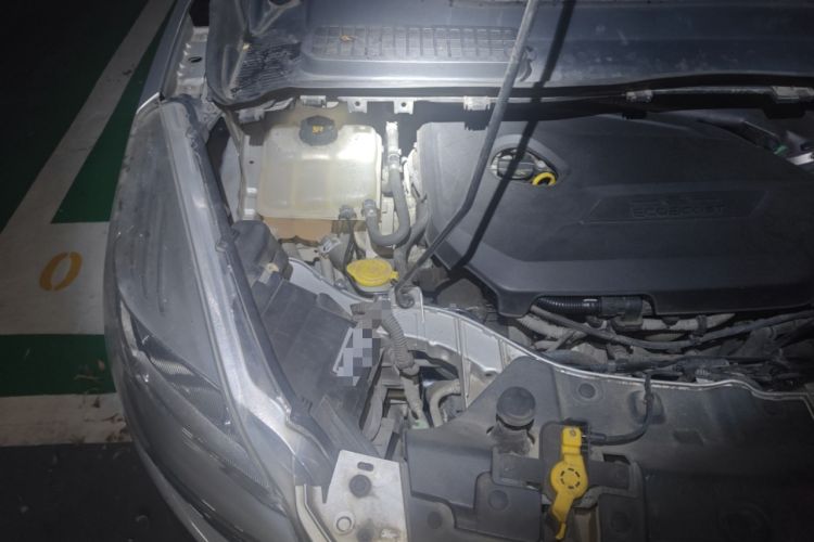 Used Ford Kuga 2013 1.6L GTDi Two-Wheel-Drive Trend Model Engine Bay Right