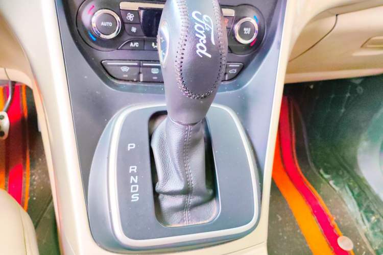 Used Ford Kuga 2013 2.0L GTDi Four-Wheel Drive Premium Model Gear Lever