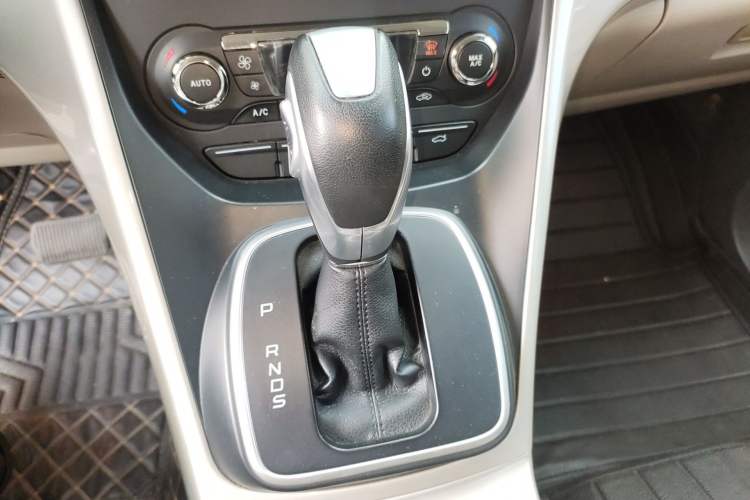 Used Ford Kuga 2013 2.0L GTDi Four-Wheel-Drive Elite Model Gear Lever