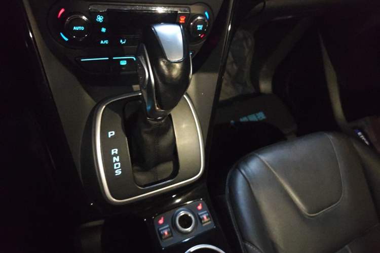 Used Ford Kuga 2013 2.0L GTDi Four-Wheel-Drive Sport Model Gear Lever
