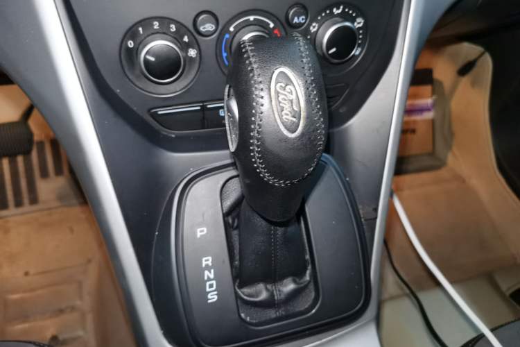 Used Ford Kuga 2013 1.6L GTDi Two-Wheel-Drive Comfort Model Gear Lever