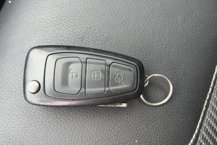Used Ford Kuga 2013 1.6L GTDi Two-Wheel-Drive Trend Model Interior 1