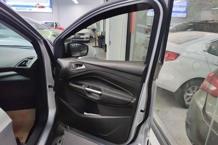 Used Ford Kuga 2013 1.6L GTDi Two-Wheel-Drive Trend Model Interior 5