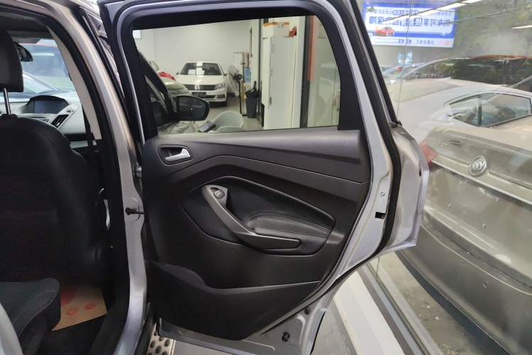 Used Ford Kuga 2013 1.6L GTDi Two-Wheel-Drive Trend Model Interior 6