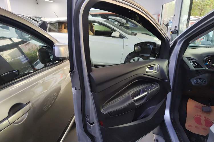 Used Ford Kuga 2013 1.6L GTDi Two-Wheel-Drive Trend Model Interior 7