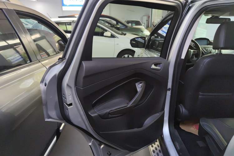 Used Ford Kuga 2013 1.6L GTDi Two-Wheel-Drive Trend Model Interior 8
