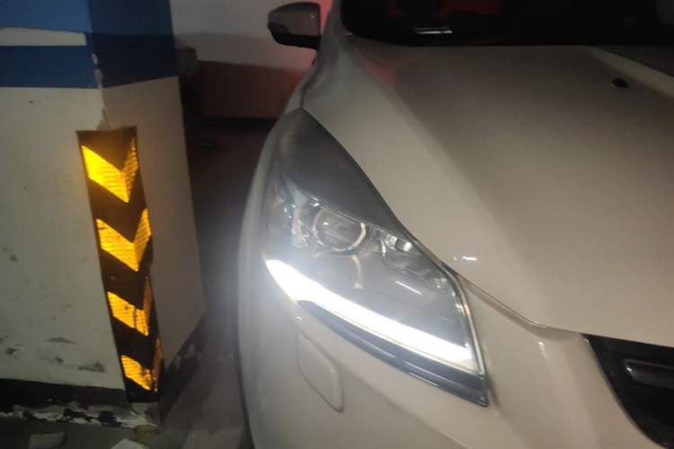 Used Ford Kuga 2013 2.0L GTDi Four-Wheel Drive Premium Model Right Front Headlight