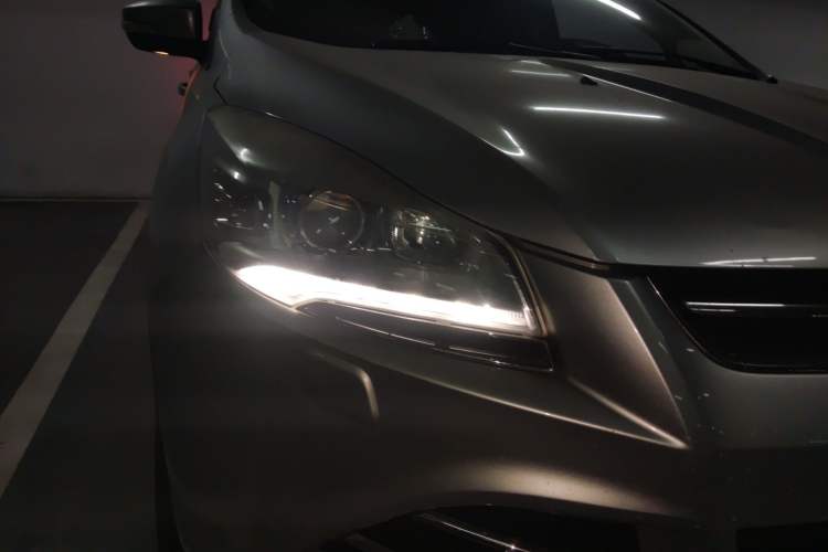 Used Ford Kuga 2013 2.0L GTDi Four-Wheel Drive Premium Model Right Front Headlight