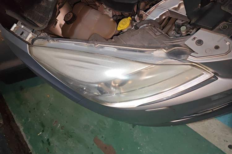 Used Ford Kuga 2013 2.0L GTDi Four-Wheel-Drive Sport Model Right Front Headlight