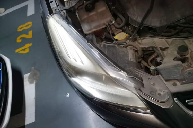 Used Ford Kuga 2013 1.6L GTDi Two-Wheel-Drive Comfort Model Right Front Headlight
