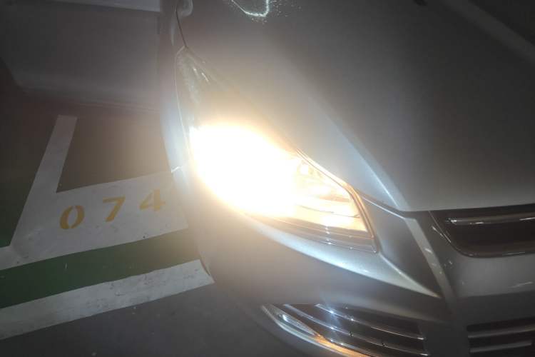 Used Ford Kuga 2013 1.6L GTDi Two-Wheel-Drive Trend Model Right Front Headlight