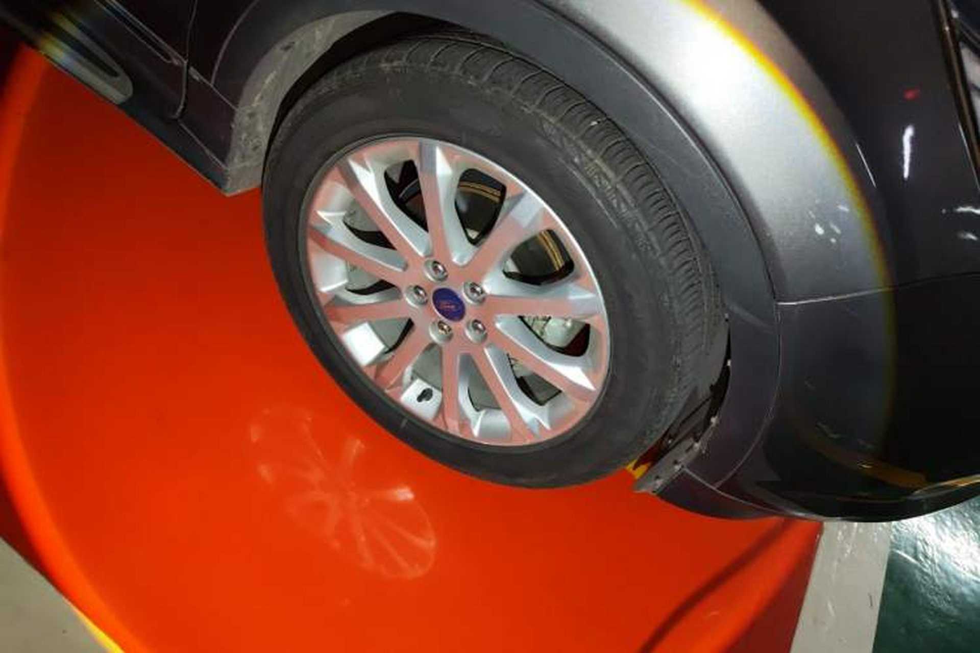 Used Ford Kuga 2013 1.6L GTDi Two-Wheel-Drive Trend Model Right Front Wheel Hub