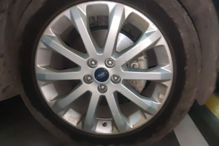 Used Ford Kuga 2013 2.0L GTDi Four-Wheel Drive Premium Model Right Front Wheel Hub