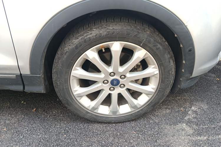 Used Ford Kuga 2013 2.0L GTDi Four-Wheel Drive Premium Model Right Front Wheel Hub