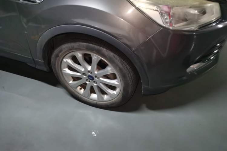 Used Ford Kuga 2013 1.6L GTDi Two-Wheel-Drive Comfort Model Right Front Wheel Hub