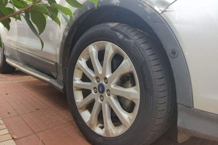 Used Ford Kuga 2013 2.0L GTDi Four-Wheel Drive Premium Model Right Front Wheel Hub