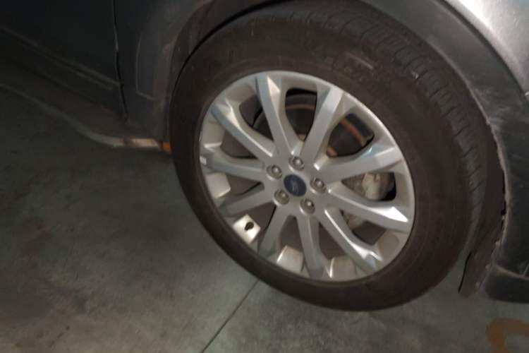 Used Ford Kuga 2013 1.6L GTDi Two-Wheel-Drive Comfort Model Right Front Wheel Hub