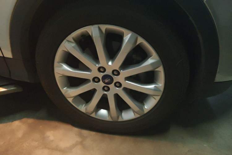 Used Ford Kuga 2013 2.0L GTDi Four-Wheel-Drive Elite Model Right Front Wheel Hub