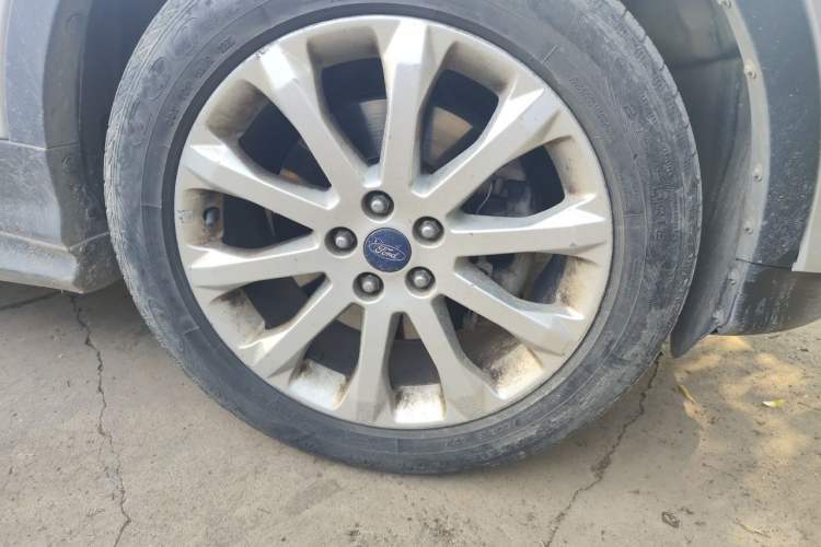 Used Ford Kuga 2013 2.0L GTDi Four-Wheel-Drive Elite Model Right Front Wheel Hub