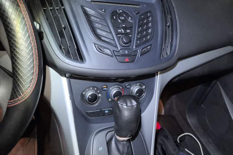 Used Ford Kuga 2013 1.6L GTDi Two-Wheel-Drive Comfort Model Audio And AC Panel