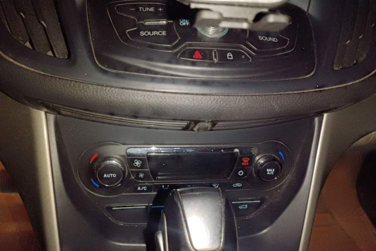 Used Ford Kuga 2013 1.6L GTDi 4x4 Elite Model Audio And AC Panel