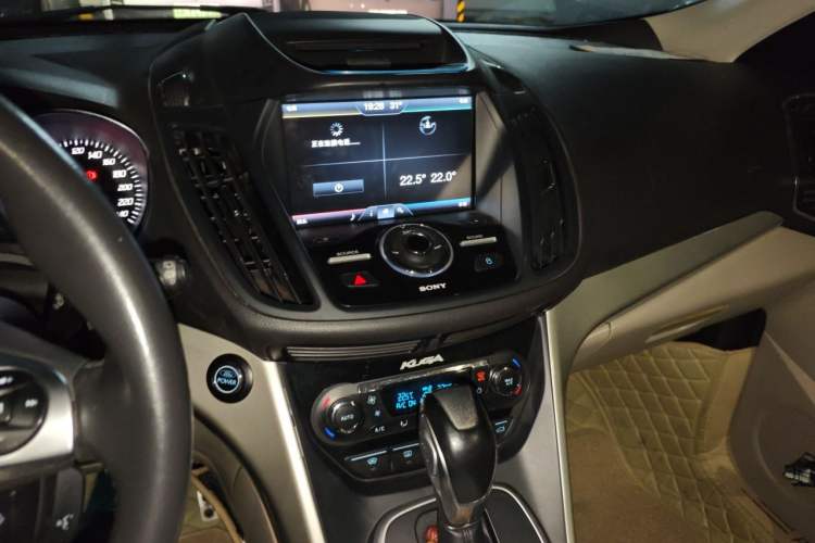 Used Ford Kuga 2013 2.0L GTDi Four-Wheel Drive Premium Model Audio And AC Panel