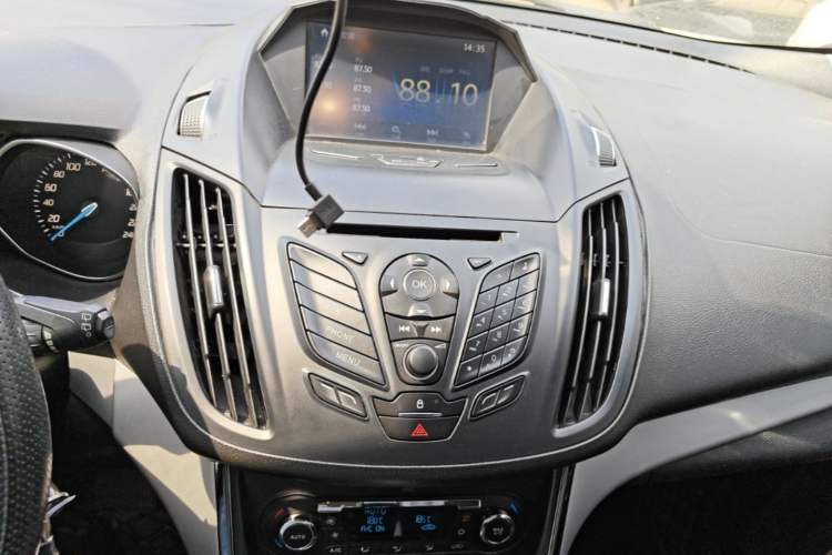 Used Ford Kuga 2013 1.6L GTDi Two-Wheel-Drive Trend Model Audio And AC Panel