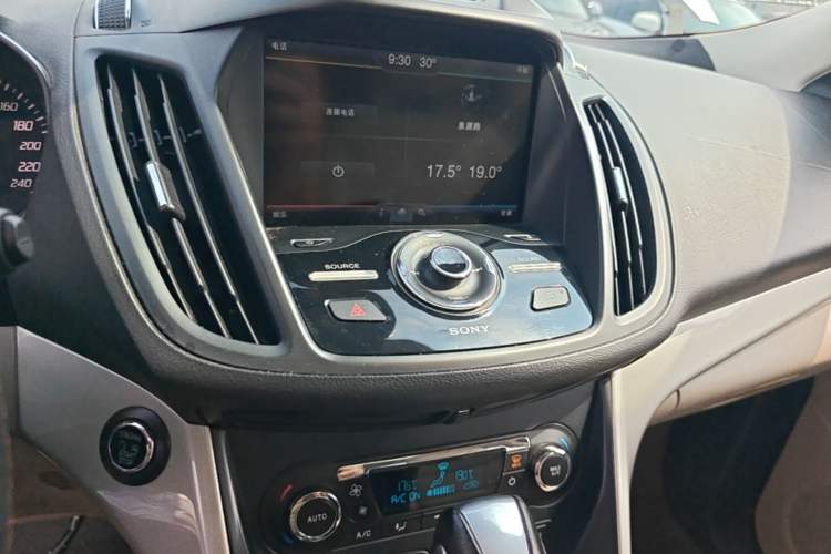 Used Ford Kuga 2013 2.0L GTDi Four-Wheel-Drive Sport Model Audio And AC Panel