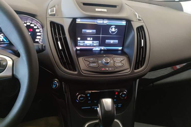 Used Ford Kuga 2013 2.0L GTDi Four-Wheel-Drive Sport Model Audio And AC Panel